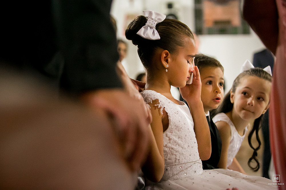 noivinha chorando no casamento em armazém