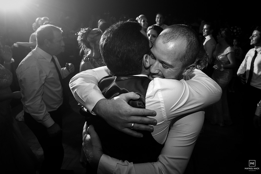 noivo e irmão em casamento