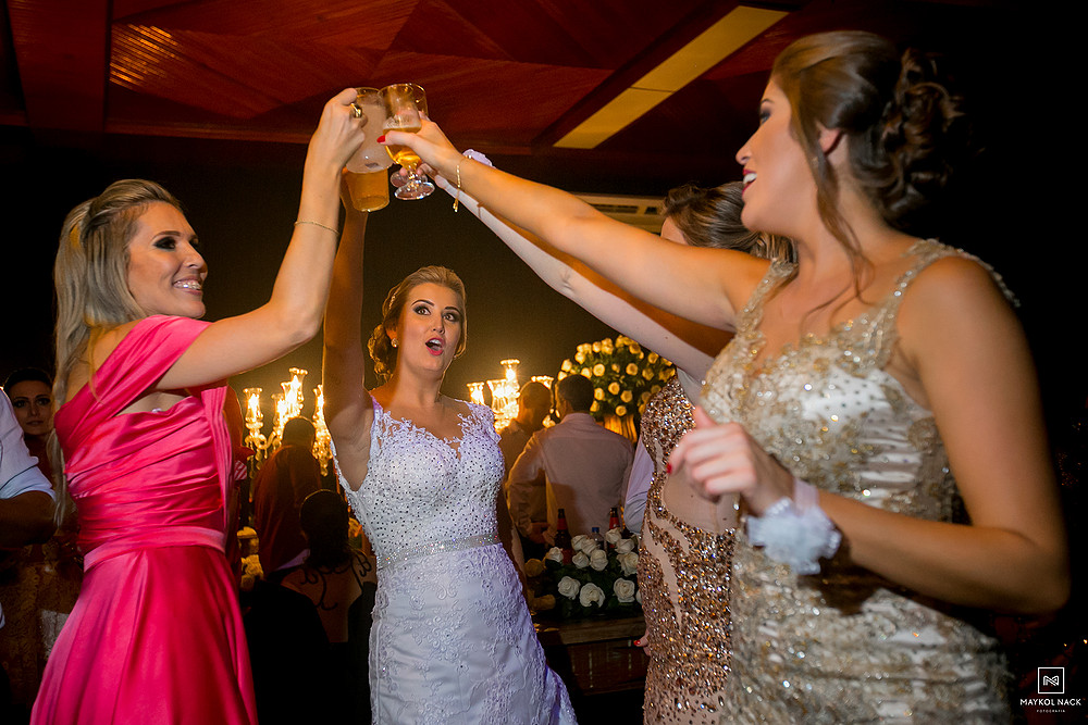 noiva dançando no casamento