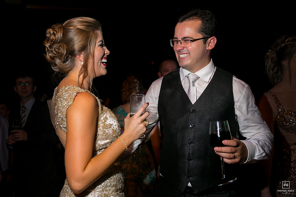 noivo e cunhada no casamento