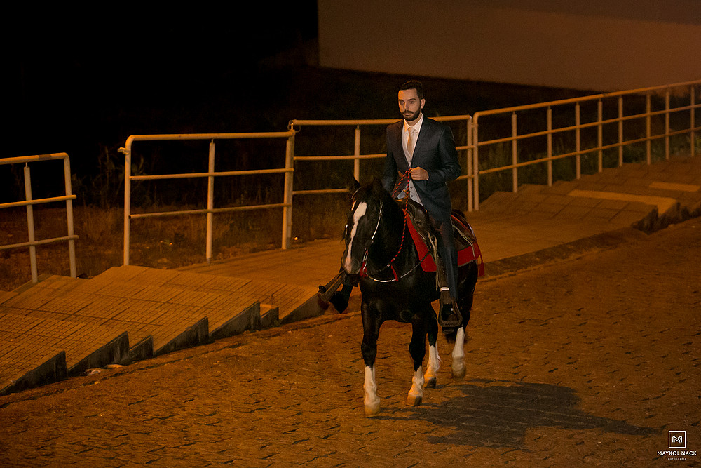 noivo chegando a cavalo