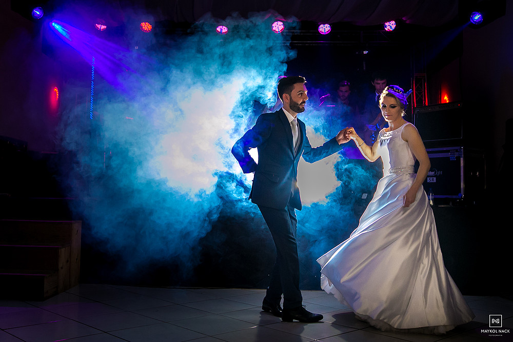 noivos dançando casamento