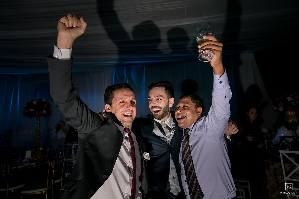 convidados brindando casamento