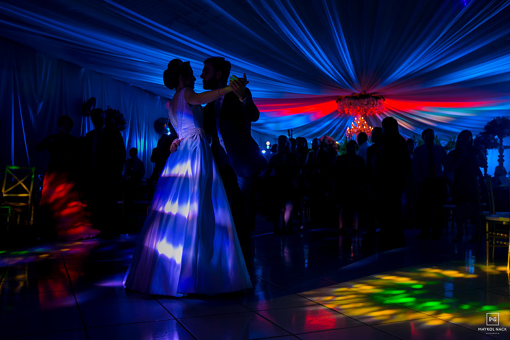 noivos dançando casamento