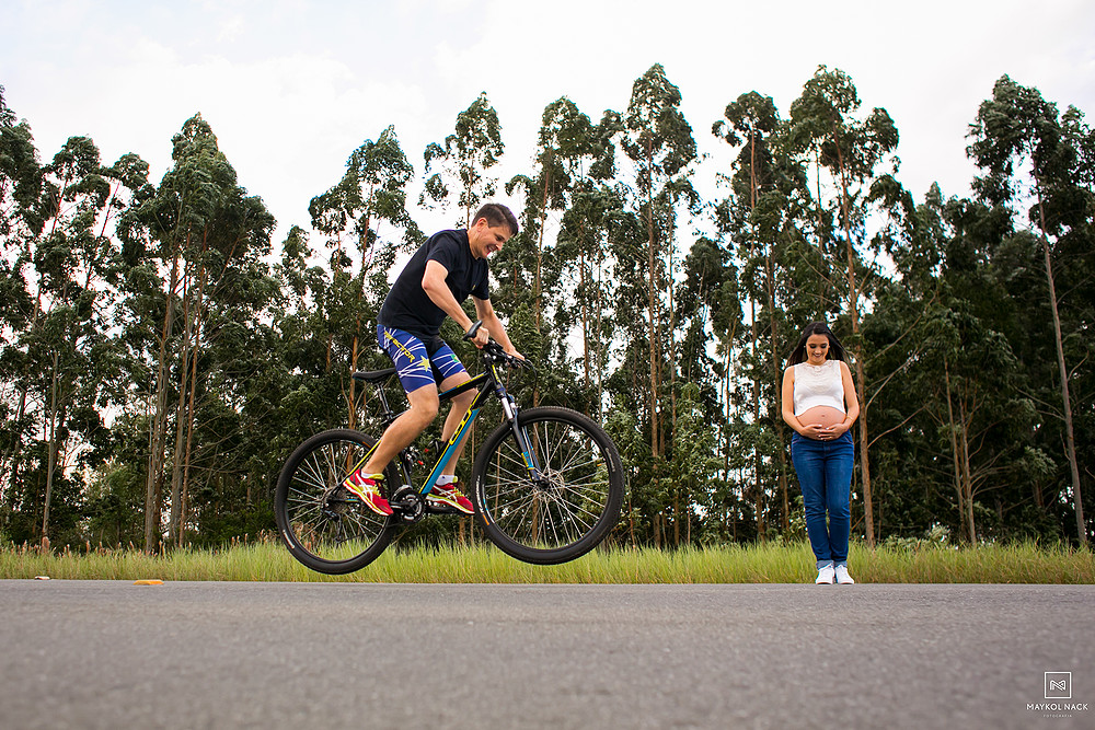 pais com bicicleta em ensaio