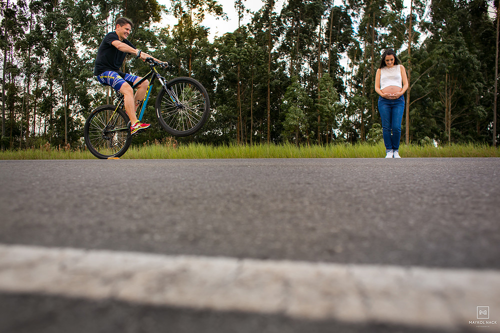 ensaio de gestante com bicicleta