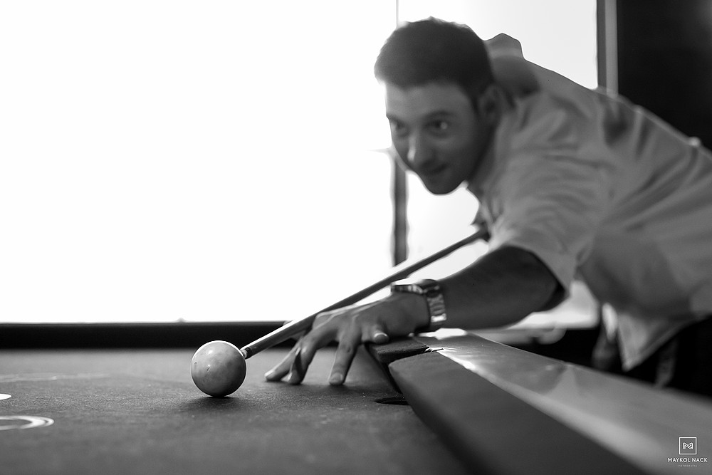 noivo jogando sinuca em tubarão