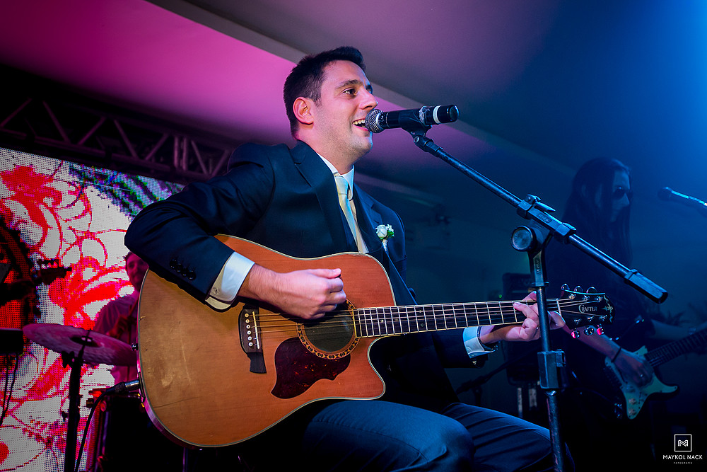 noivo cantando casamento
