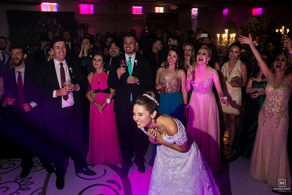 noiva emocionada casamento