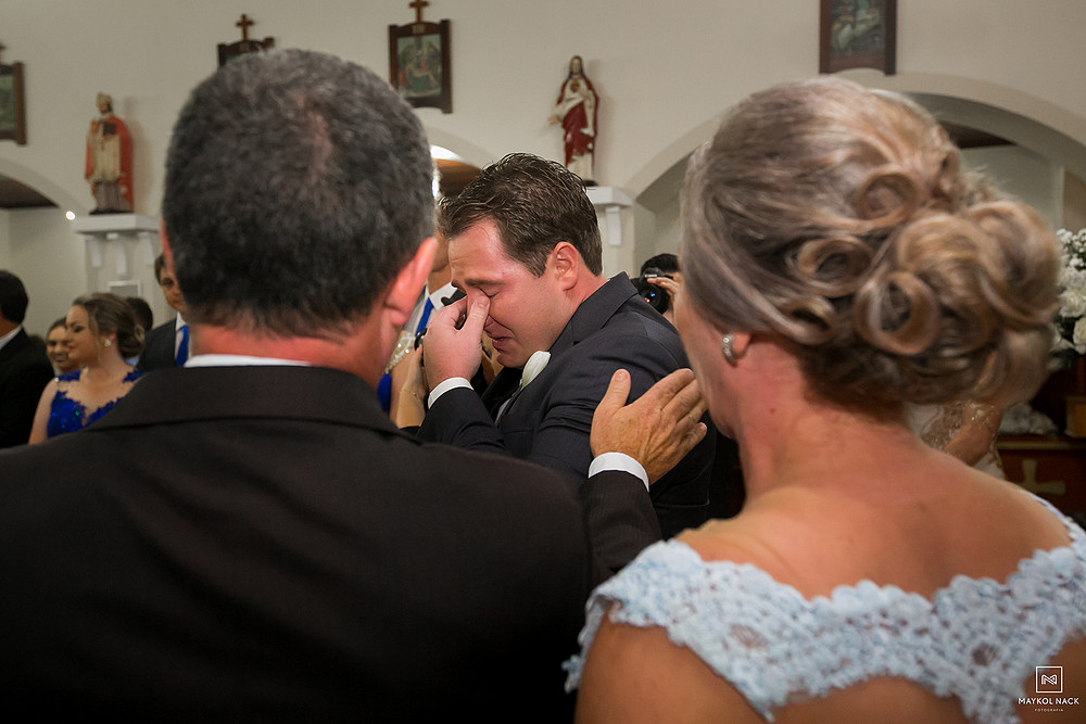 noivo chorando casamento