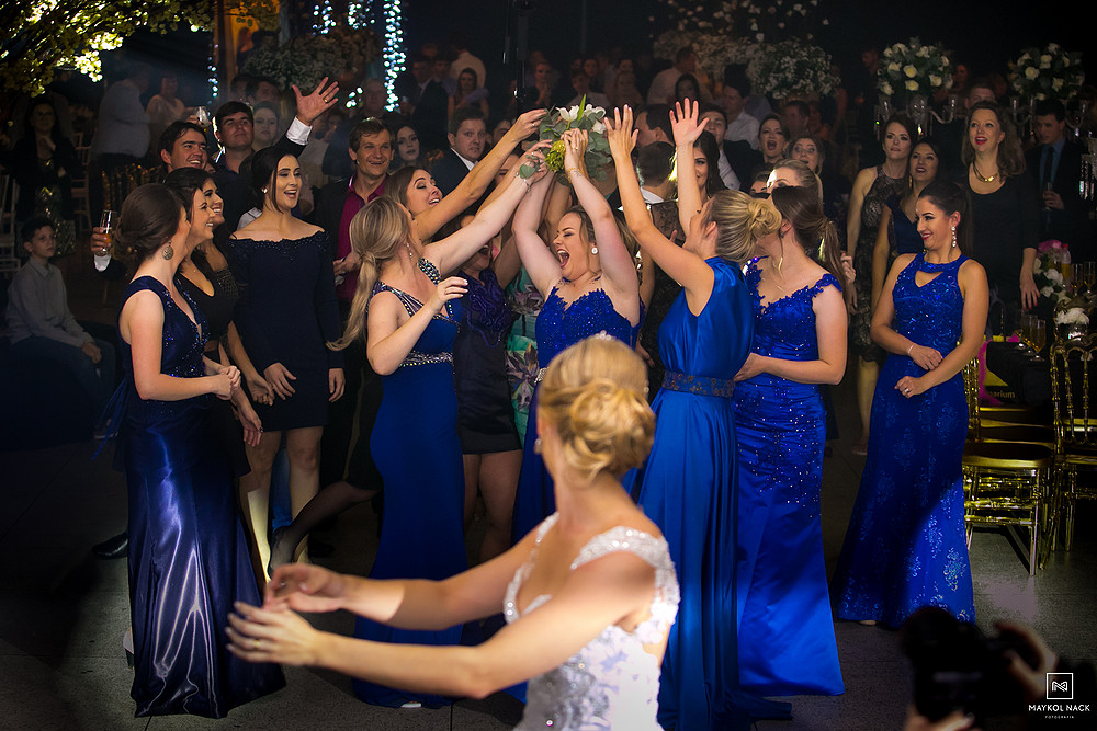 noiva jogando o buque de casamento