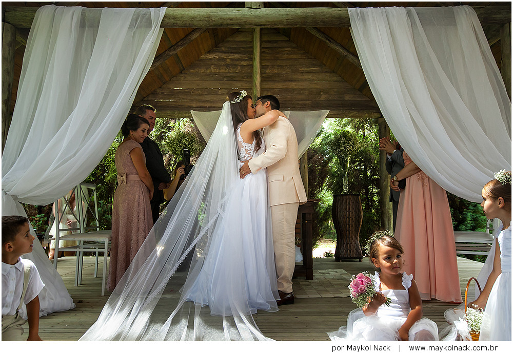 beijo dos noivos em casamento