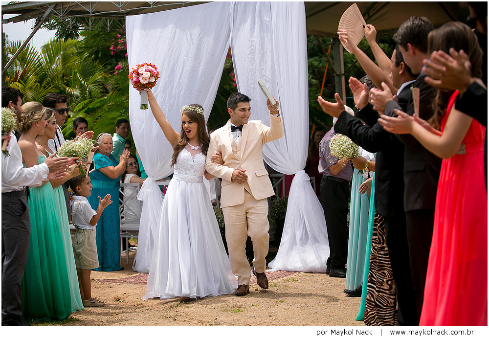 saída dos noivos de casamento de dia