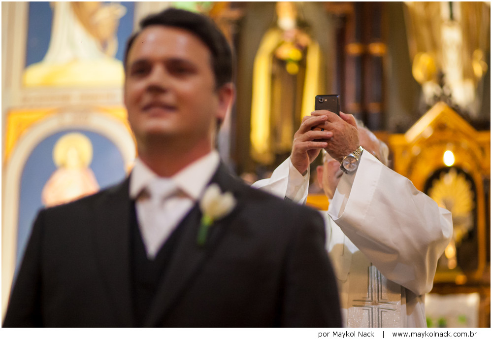 padre fotografando casamento