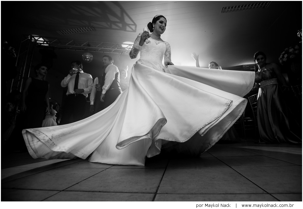 noiva rodando vestido