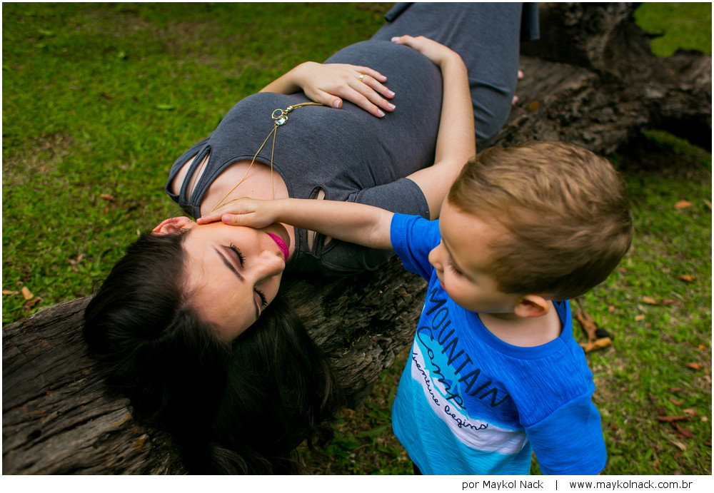 primeiro filho e mãe grávida