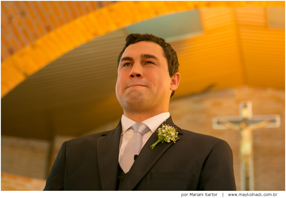 noivo chorando no casamento