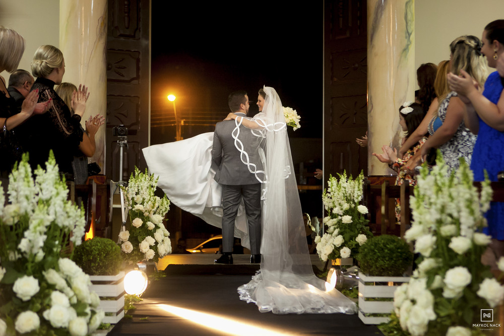 noivos saindo casamento