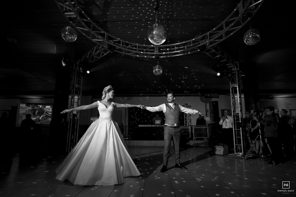 dança dos noivos no petrus