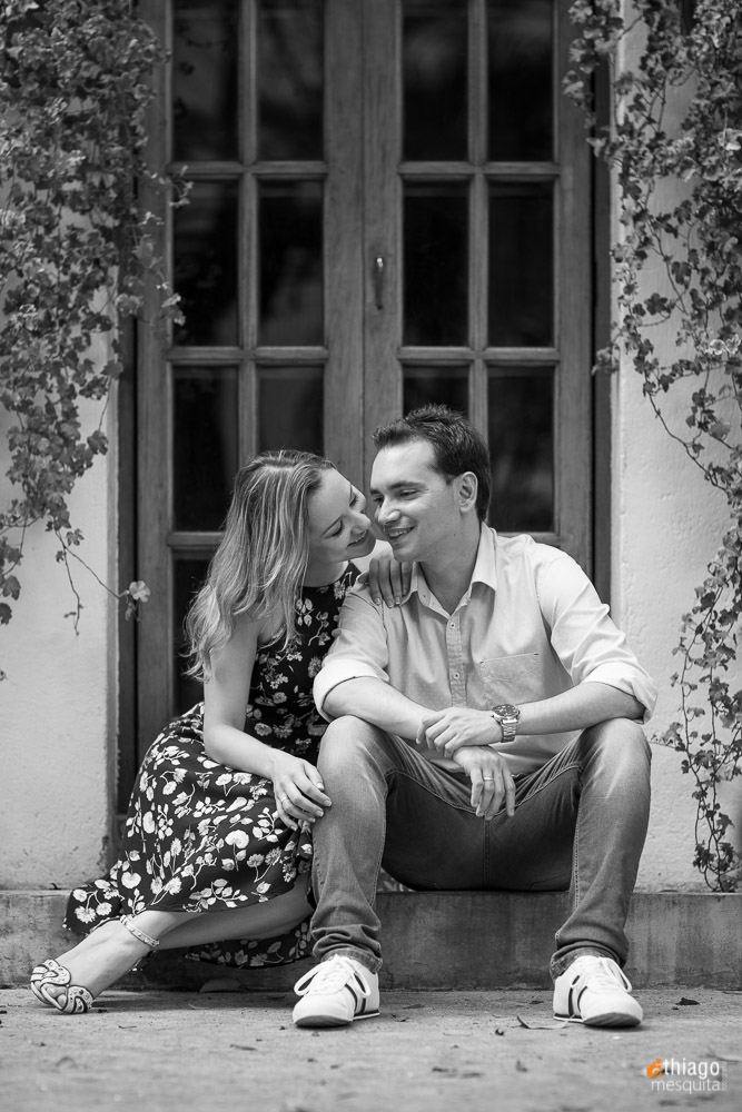 prewedding frente a janela em preto e branco