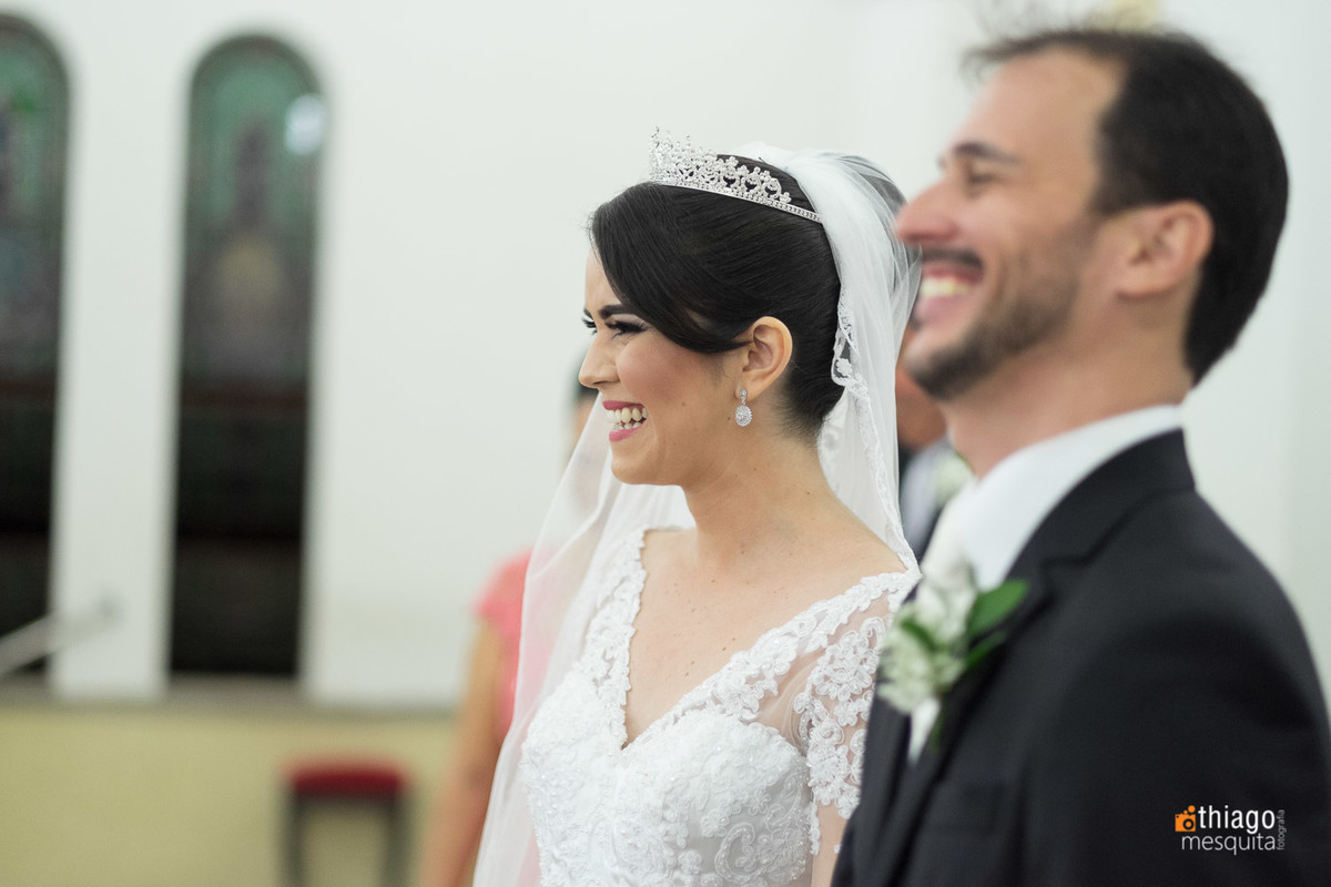 Noiva emotiva com a entrada da daminha na cerimônia de casamento