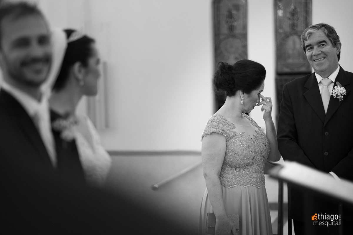 emoção da mãe da noiva na cerimônia de casamento na igreja em Uberlândia