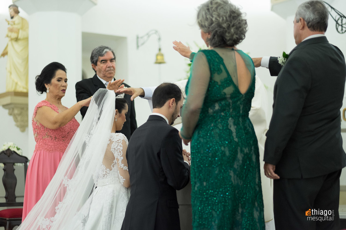 abençoando os noivos na Cerimônia de casamento