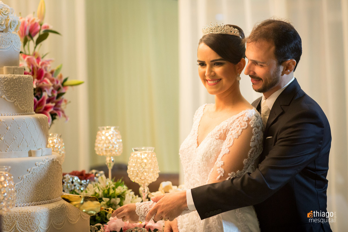 Corte do Bolo na festa de casamento no CDL Convenções