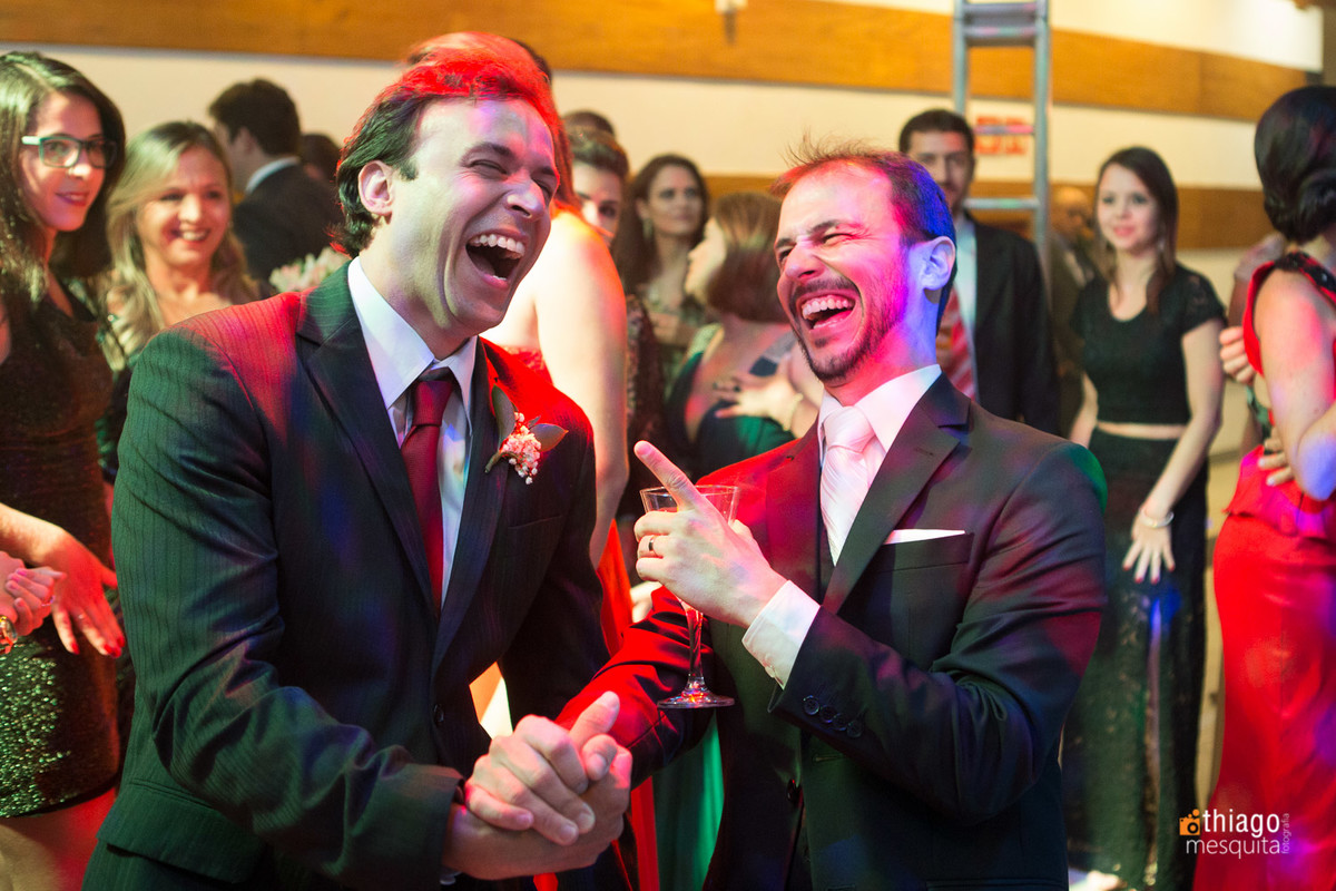 Cunhados empolgados na festa de casamento no CDL Convenções
