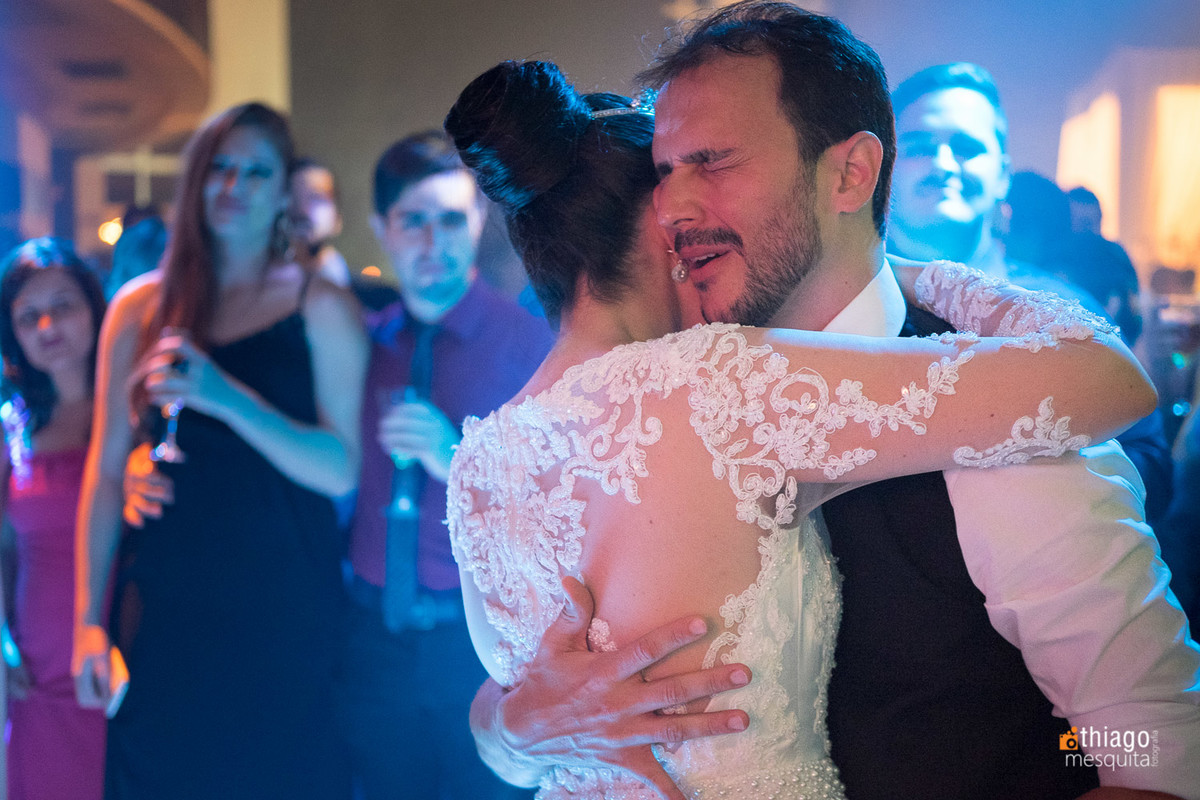 Noivo emotivo na dança dos noivos na Recepção de casamento no CDL Convenções