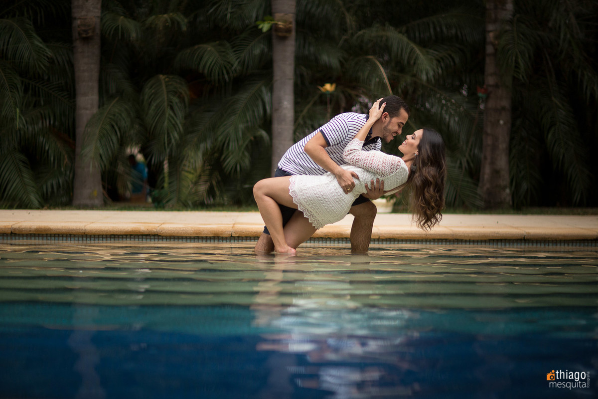 foto romântica na beira da piscina pelo fotografo Thiago Mesquita