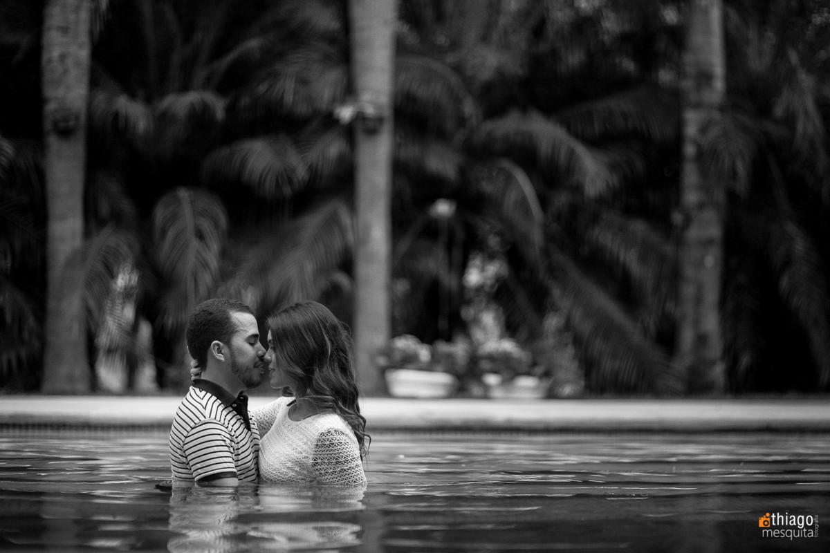 foto em preto e branco de ensaio de prewedding dentro da piscina