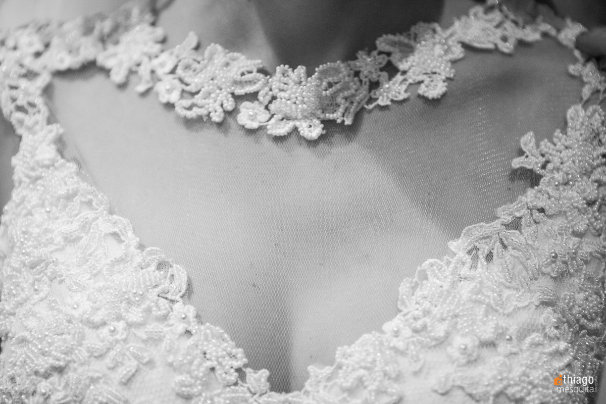 close up nos detalhes do vestido da noiva renata, fotografo Thiago Mesquita