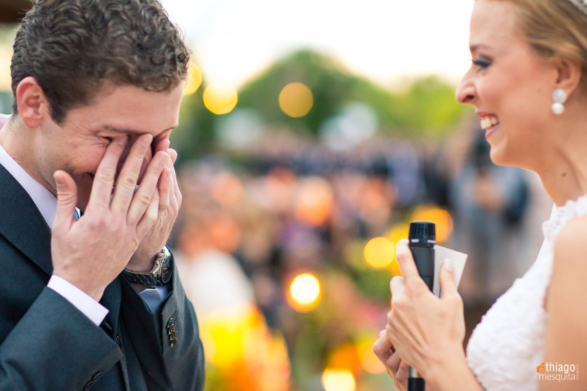 noivo emocionado com os votos da noiva Renata na Cerimônia de casamento