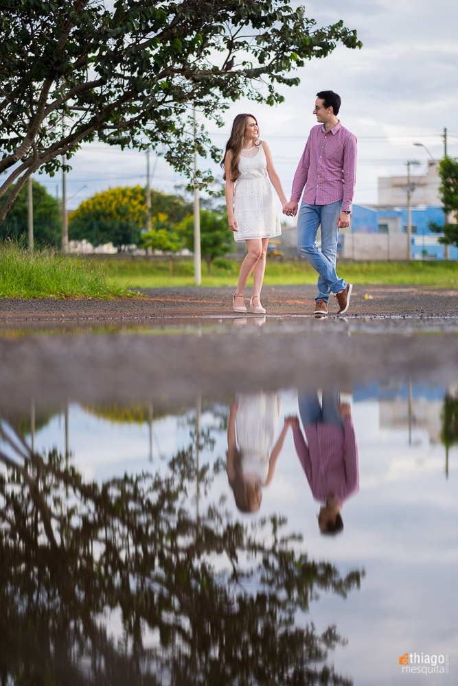 Reflexo na poça de agua do casal no ensaio de prewedding