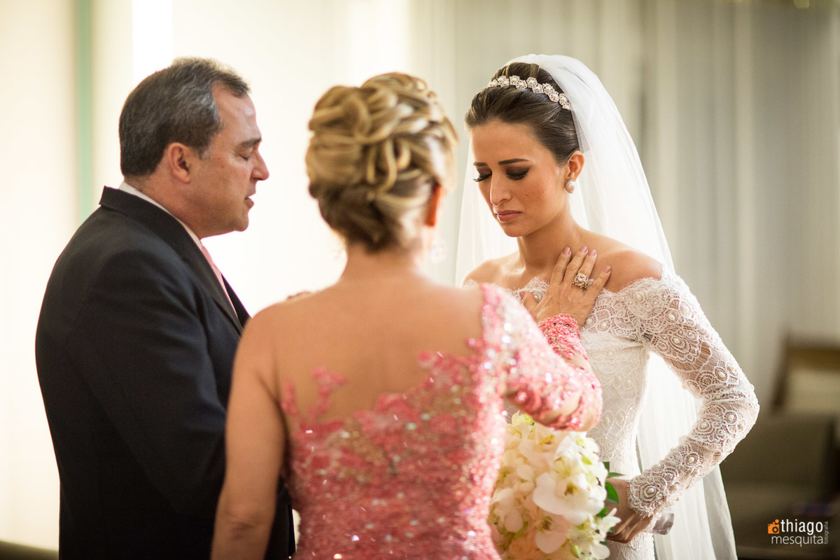 Oração de Benção pela noiva Danielle em making of, Casamento em Brasilia. Fotografo Thiago Mesquita
