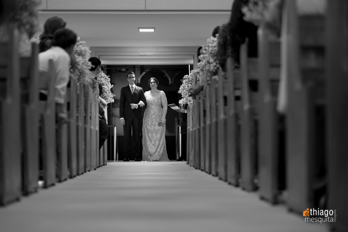 entrada do noivo Daniel com a mãe na igreja