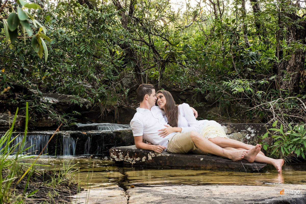 casal deitado em cachoeira