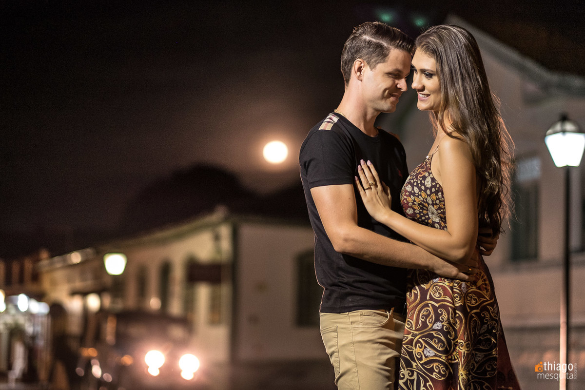 sessão de pre casamento no centro histórico de pirenópolis, a noite