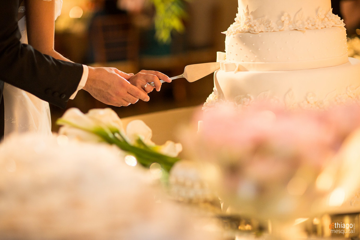 corte do bolo de casamento em Itumbiara