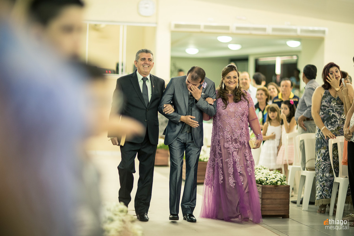 Emoção do noivo ao ver a noiva