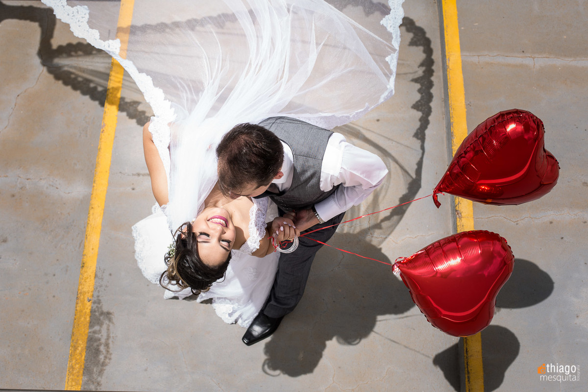 Fotos de casal no teatro municipal em Uberlândia MG com balões de coração vermelho