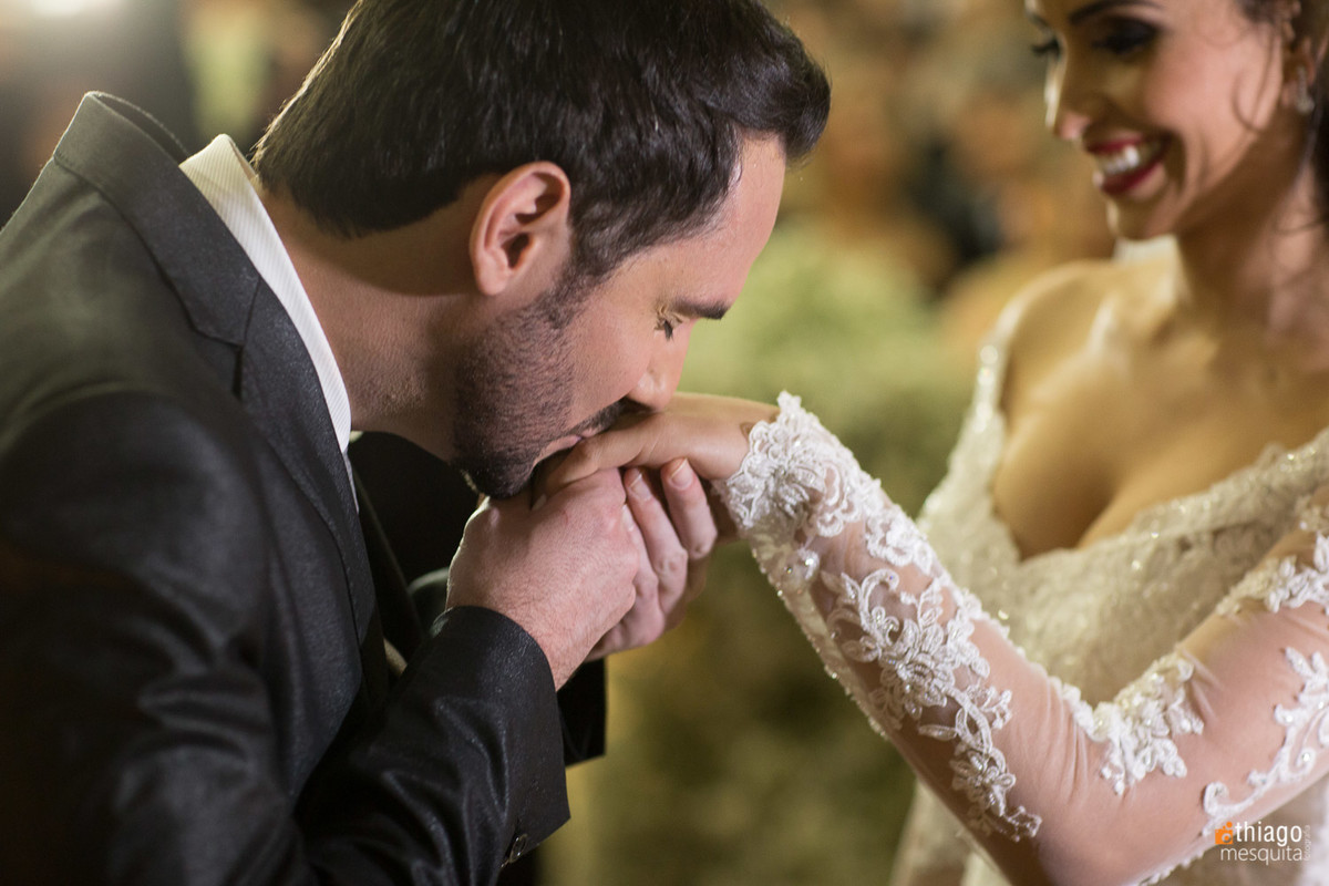 beijando a mão da noiva