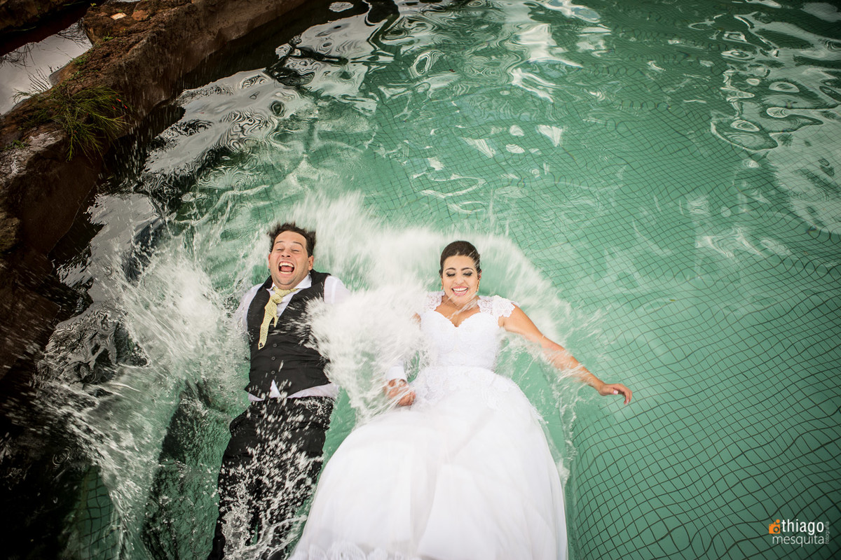splash com noivos na piscina