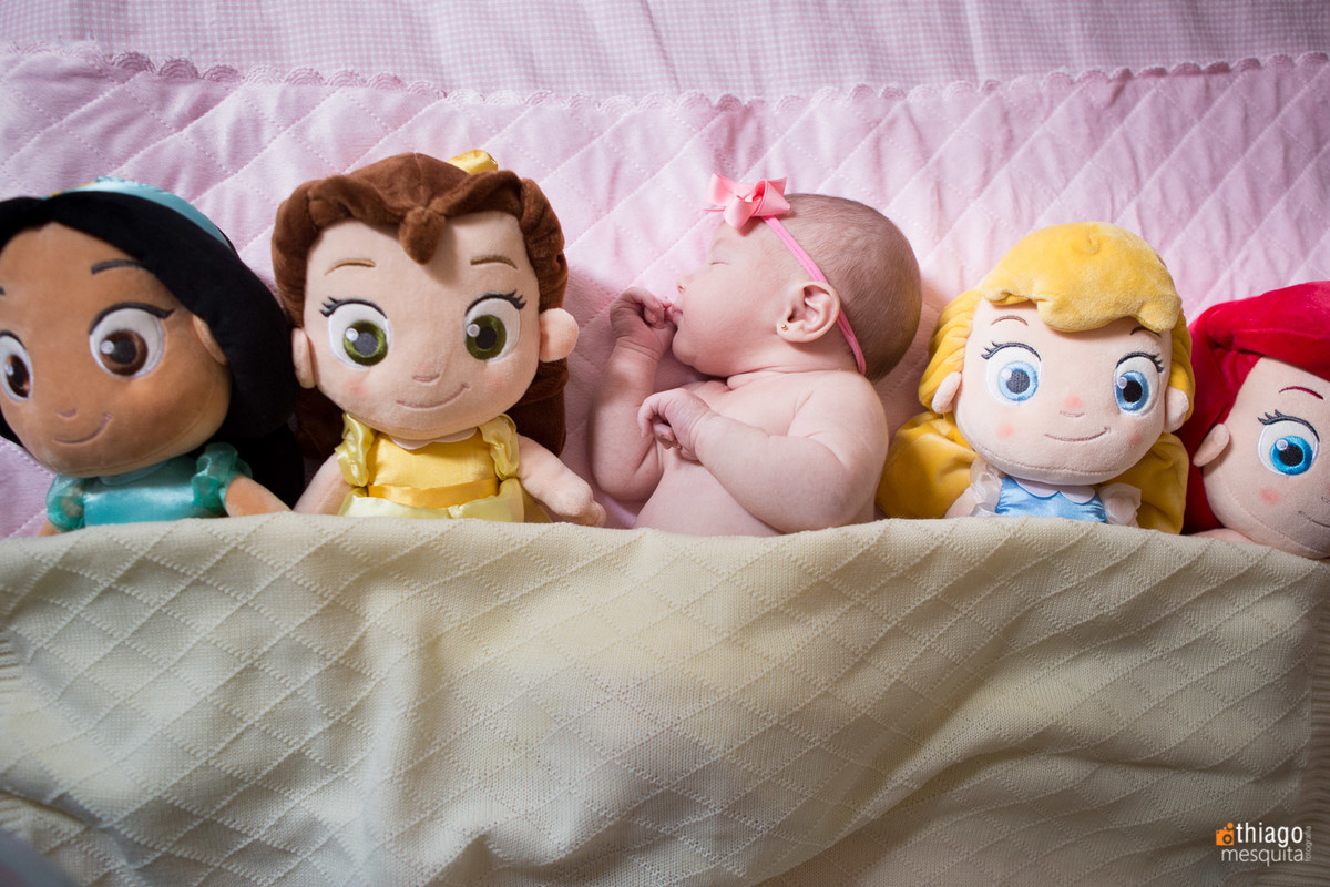 newborn bebê com as bonecas - ideias criativas - Adriana Mesquita