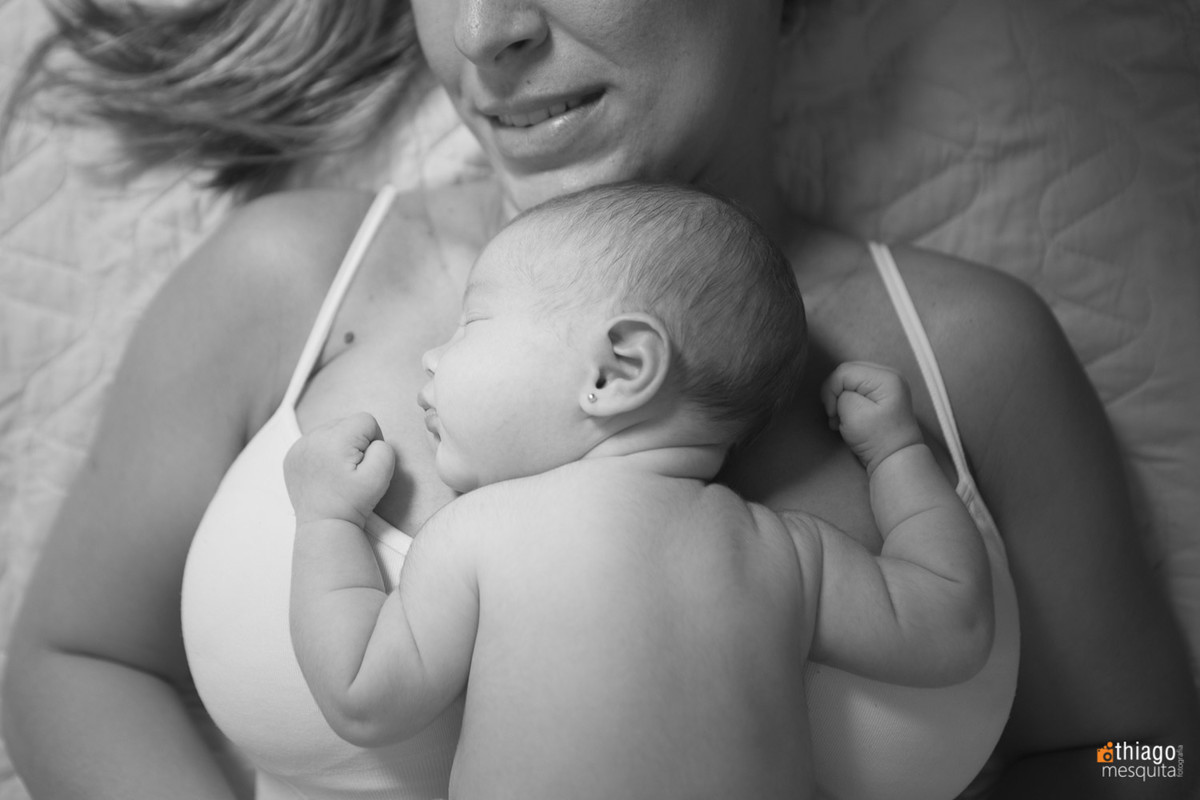fotografia de recem nascido - proteção - mãe - por Adriana Mesquita