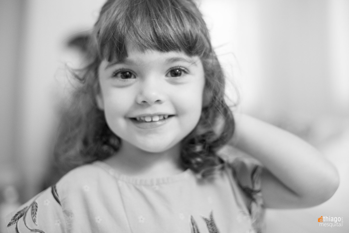 Branco e Preto. Menina sorrindo. Adriana Mesquita