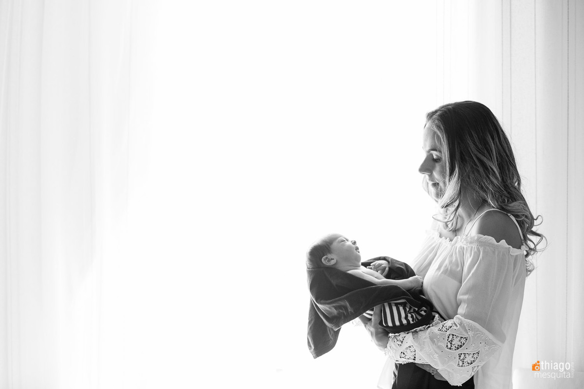 Newborn Branco e Preto. Mãe e filho. Adriana Mesquita