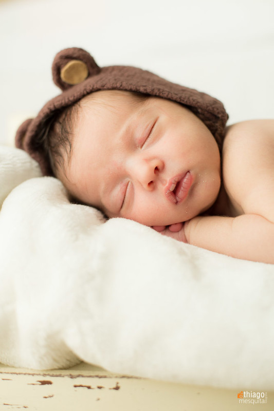 Newborn com fantasia de ursinho. sessão newborn estudio. Adriana Mesquita