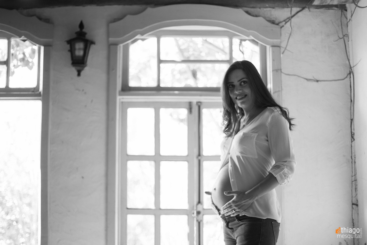 Sessão preto e branco de gestante. Adriana Mesquita